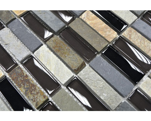 Mosaikfliese aus Naturstein und Glas im Detail