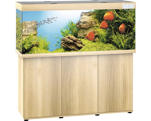 Aquarium mit Unterschrank, dekoriert mit Steinen, Pflanzen und Fischen