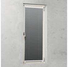 Graues Plissee-Rollo am Fenster zur Lichtregulierung
