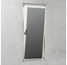 Graue Plisseeanlage am Fenster zur Beschattung