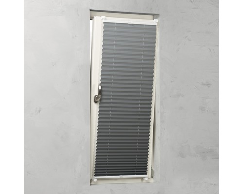 Graue Plisseeanlage am Fenster zur Beschattung