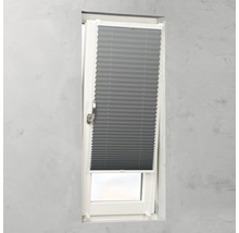 Graues Faltrollo am Fenster zur Lichtregulierung
