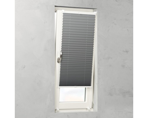 Graues Faltrollo am Fenster zur Lichtregulierung