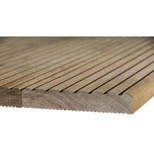 Terrassendielen aus Holz mit gerillter Oberfläche