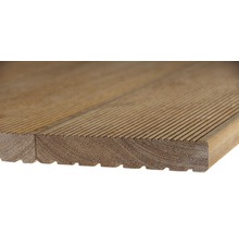 Terrassendiele aus Holz mit geriffelter Oberfläche