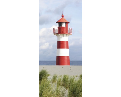 Ein rot-weiß gestreifter Leuchtturm am Strand.