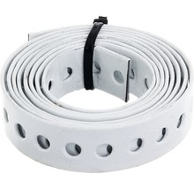 Gelochtes Montageband aus Metall, aufgerollt und mit Kabelbinder fixiert.