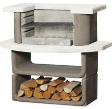 Grillkamin mit Holzstapel