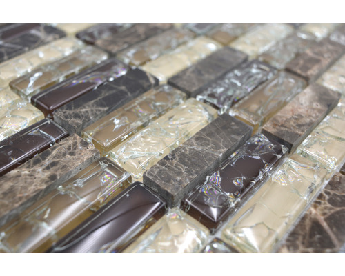 Mosaikfliesen aus Glas und Stein im Detail