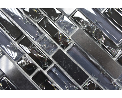 Mosaikfliese aus Glas und Metall im Detail