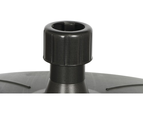 Detailaufnahme eines Sonnenschirmständers aus Kunststoff.