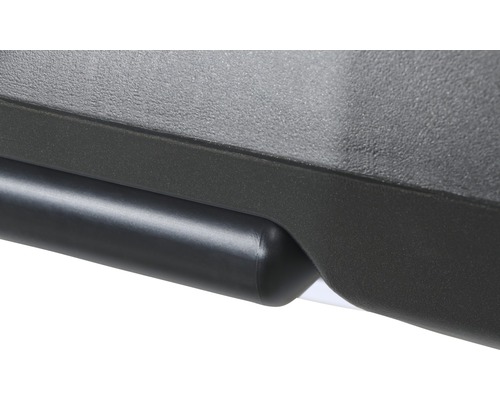 Detailansicht eines schwarzen Kunststoffprodukts mit einer abgerundeten Stange