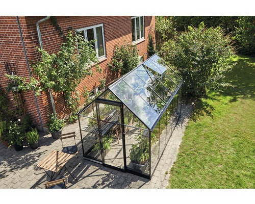 Gewächshaus aus Glas mit Stahlrahmen im Garten