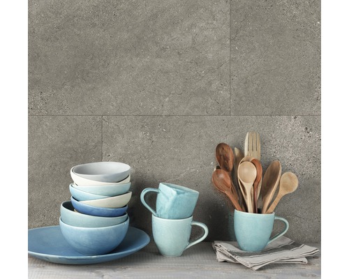Kunststoffpaneel GX Wall+ Grey Slate 5x300x600 mm Dekorative Küchenszene mit Geschirr und Keramikfliesen