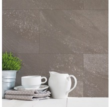 Wandfliesen im Interieur mit Geschirr und Pflanze