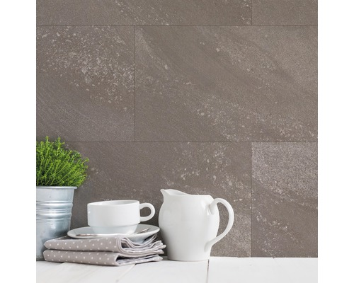 Kunststoffpaneel GX Wall+ Grege Stone 5x300x600 mm Wandfliesen im Interieur mit Geschirr und Pflanze