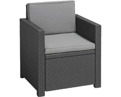 Sessel aus Rattan mit grauen Kissen für den Aussenbereich
