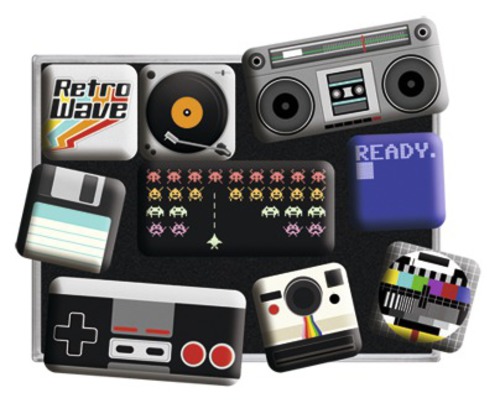 Collage mit Retro-Elementen: Kassettenrekorder, Gamecontroller, Kamera, Bildschirmtestbild