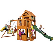 Kinderspielplatz aus Holz mit Schaukeln, Rutsche und Kletterwand