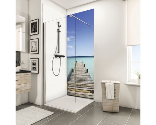 Duschrückwand Schulte Decodesign 900x2100x3 mm Steg Malediven Duschkabine mit Strandmotiv, Duschwanne und Badezimmerausstattung in einem hellen Badezimmer