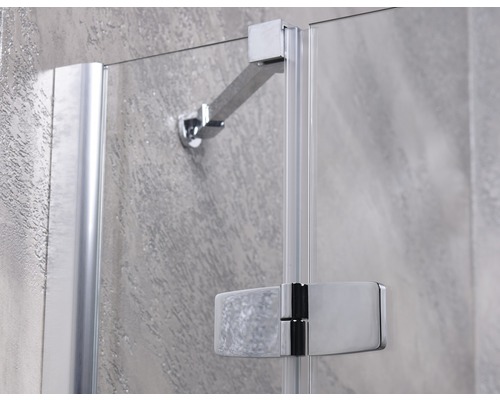 Detailaufnahme einer Duschkabine mit Halterung und Befestigungselementen.