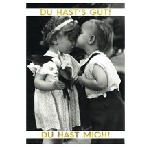 Schwarz-weißes Foto zweier Kinder mit Blumenstrauß, darüber und darunter der Schriftzug Du hast es gut und Du hast mich