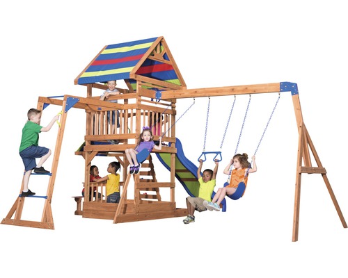 Holzspielplatz mit Rutsche und Schaukeln mit spielenden Kindern