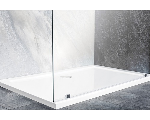 Ebenerdige Dusche mit Duschwanne und Glaswand