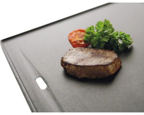 Grillplatte mit Steak, Tomate und Petersilie