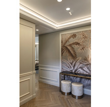 Elegante Inneneinrichtung mit floraler Tapete, Konsole und Hockern