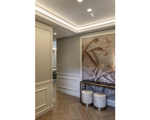 Elegante Inneneinrichtung mit floraler Tapete, Konsole und Hockern