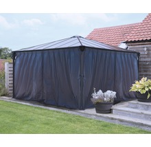 Freistehender Pavillon mit Vorhängen im Garten.