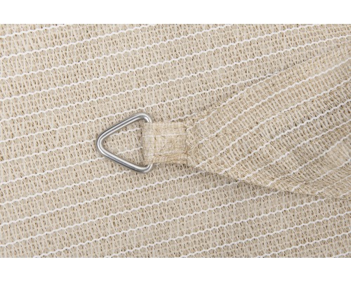 Detailaufnahme eines Sonnensegels mit dreieckigem Metallring