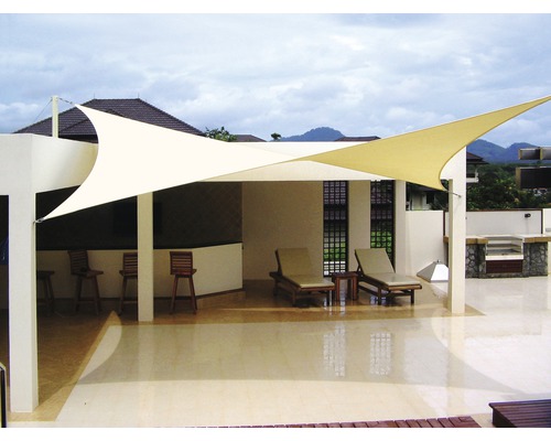 Außenbereich mit Sonnensegel, Liegestühlen und Barhockern