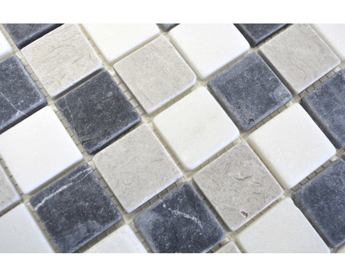 Mosaikfliesen mit quadratischen Steinen