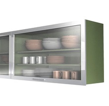 Wandschrank mit Glastüren und Geschirr
