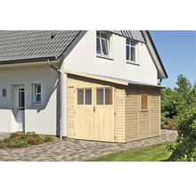 Holzgarage mit Doppeltür und Fenster an einem Wohnhaus