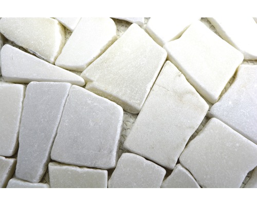 Nahaufnahme von weißen Marmormosaikfliesen