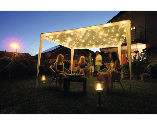 Gartenszene mit Pavillon, Lichterketten und sitzenden Personen