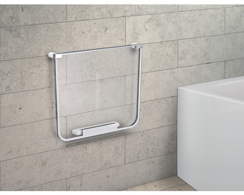 Duschwand aus Glas mit Haltegriff im Badezimmer neben einer Badewanne