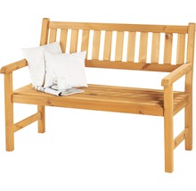 Holzbank mit Armlehnen, Kissen, Tasse und Zeitung
