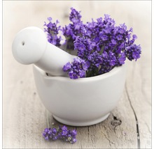 Mörser mit Lavendelblüten auf Holzgrund