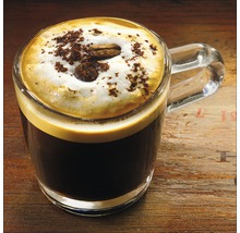Kaffee mit Milchschaum in einem Glas