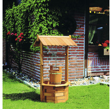 Holzbrunnen mit Eimer und Dach im Garten