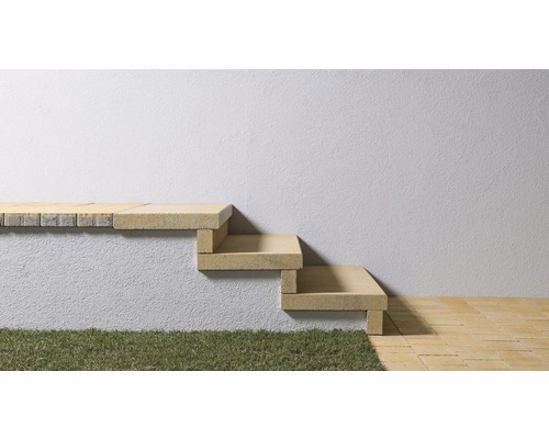 Außentreppe aus Betonsteinen vor einer Wand