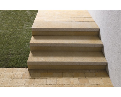 Außentreppe aus Stein mit drei Stufen neben Rasenfläche