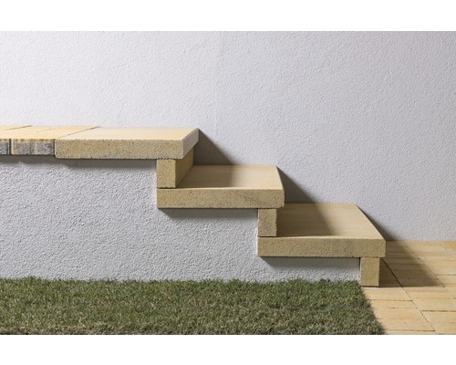 Außentreppe aus Betonsteinen im Gartenbereich