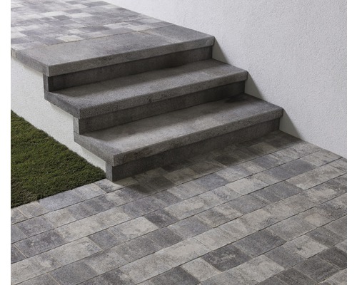 Treppe und Bodenbelag aus Steinplatten im Außenbereich