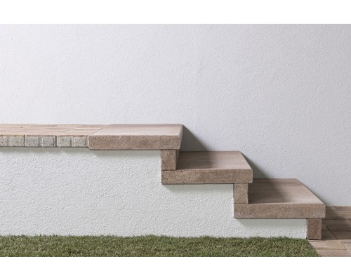 Außentreppe aus Stein vor einer weißen Wand