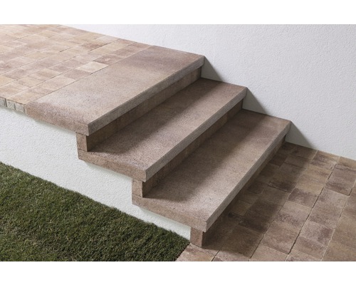 Außentreppe mit drei Stufen aus Betonsteinen